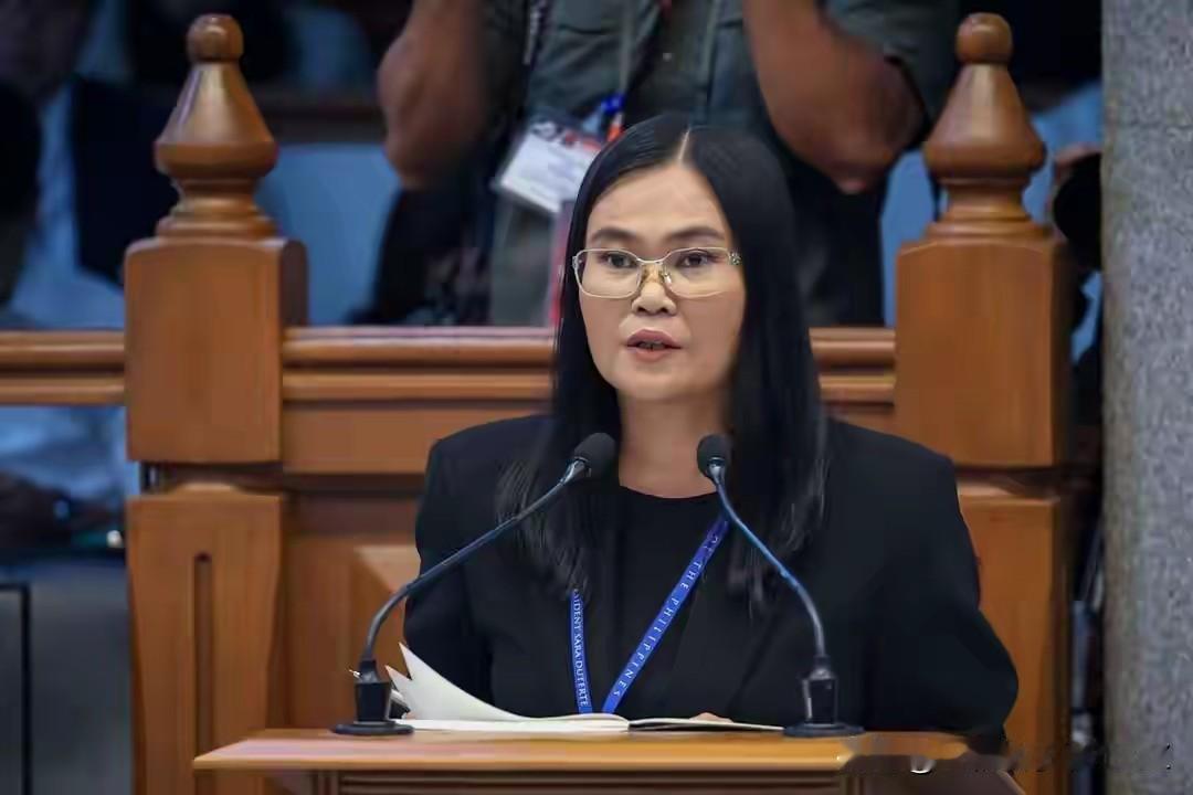 莎拉弹劾庭审质询环节气氛紧绷，双方律师唇枪舌剑争执不断。辩方首席律师西松中途突然