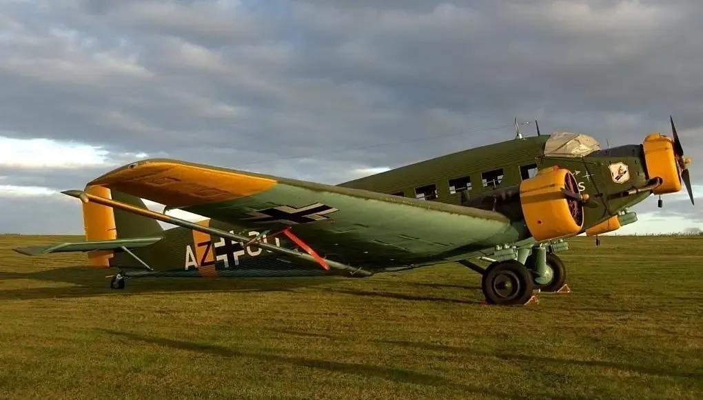 1942年，苏联一架战机偷袭德国机场时，被德军用防空炮弹打下，飞行员跳伞落在德军