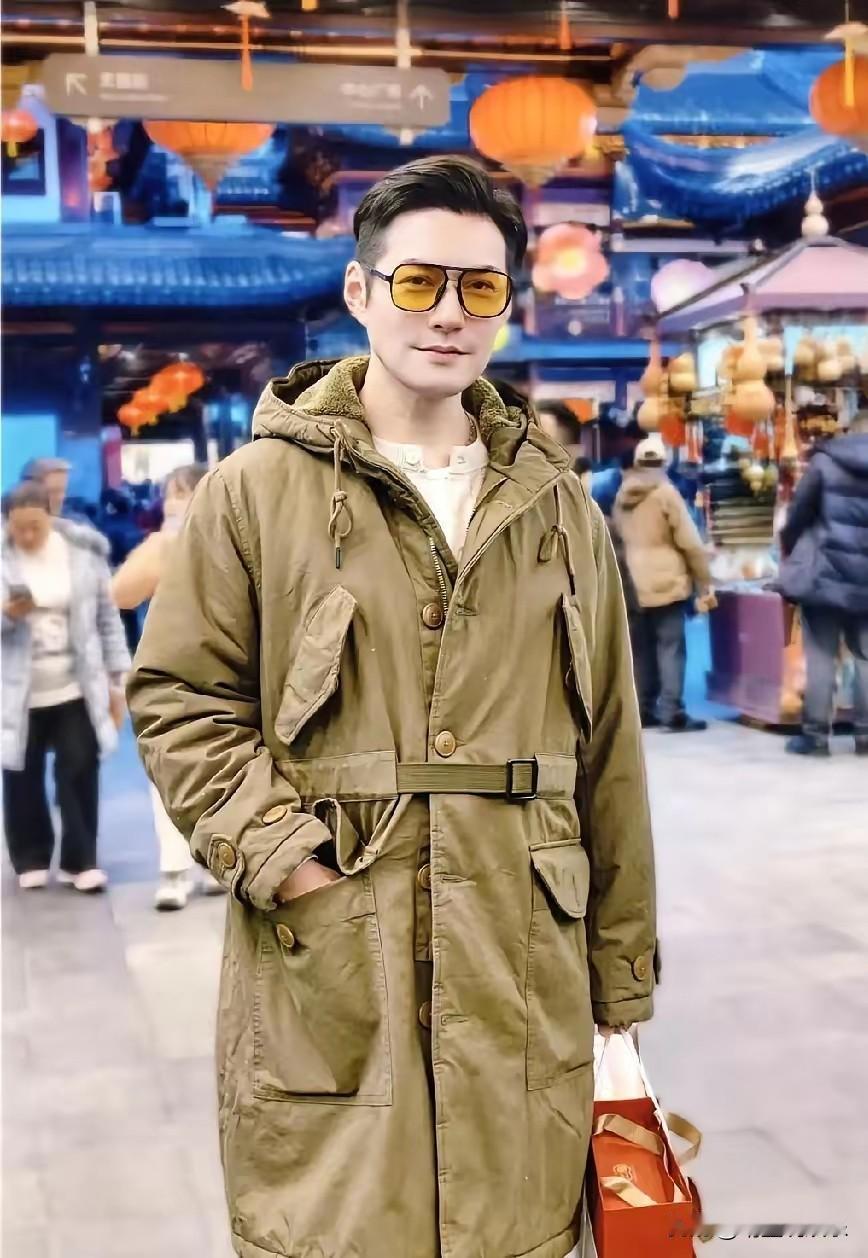 我闺蜜说你们不要被电视上帅气的严屹宽给骗了！
她见过严屹宽本人，真人和电视上完全