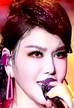 乌兰图雅乘风圈粉现场！
 

4月1日彩排转场，她拎着一大袋零食，挨个给粉丝分发