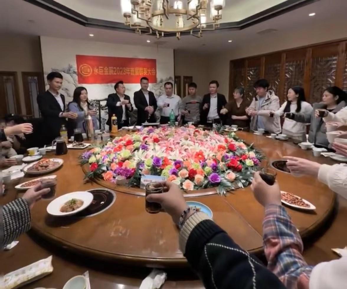 “因祸得福”公司年会，领导给我10000让我采购2箱五粮液。结果买不了，在烟酒店