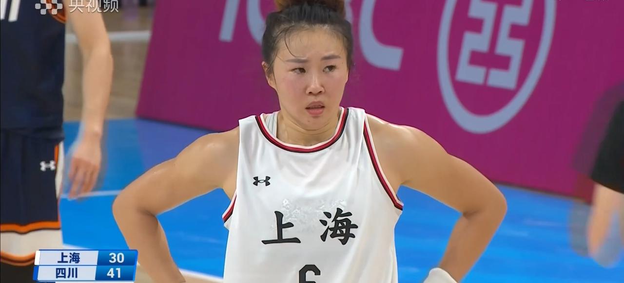 11月9日，2025年全运女篮小组赛，四川对阵上海这场比赛，上海队的39岁老将黄