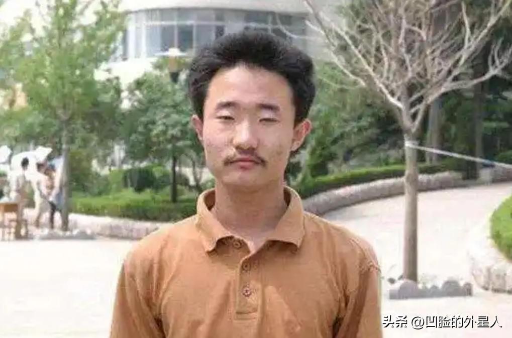 2004年，王端鹏考了749分，离高考总分只差1分，成为了山东高考状元，在当时轰