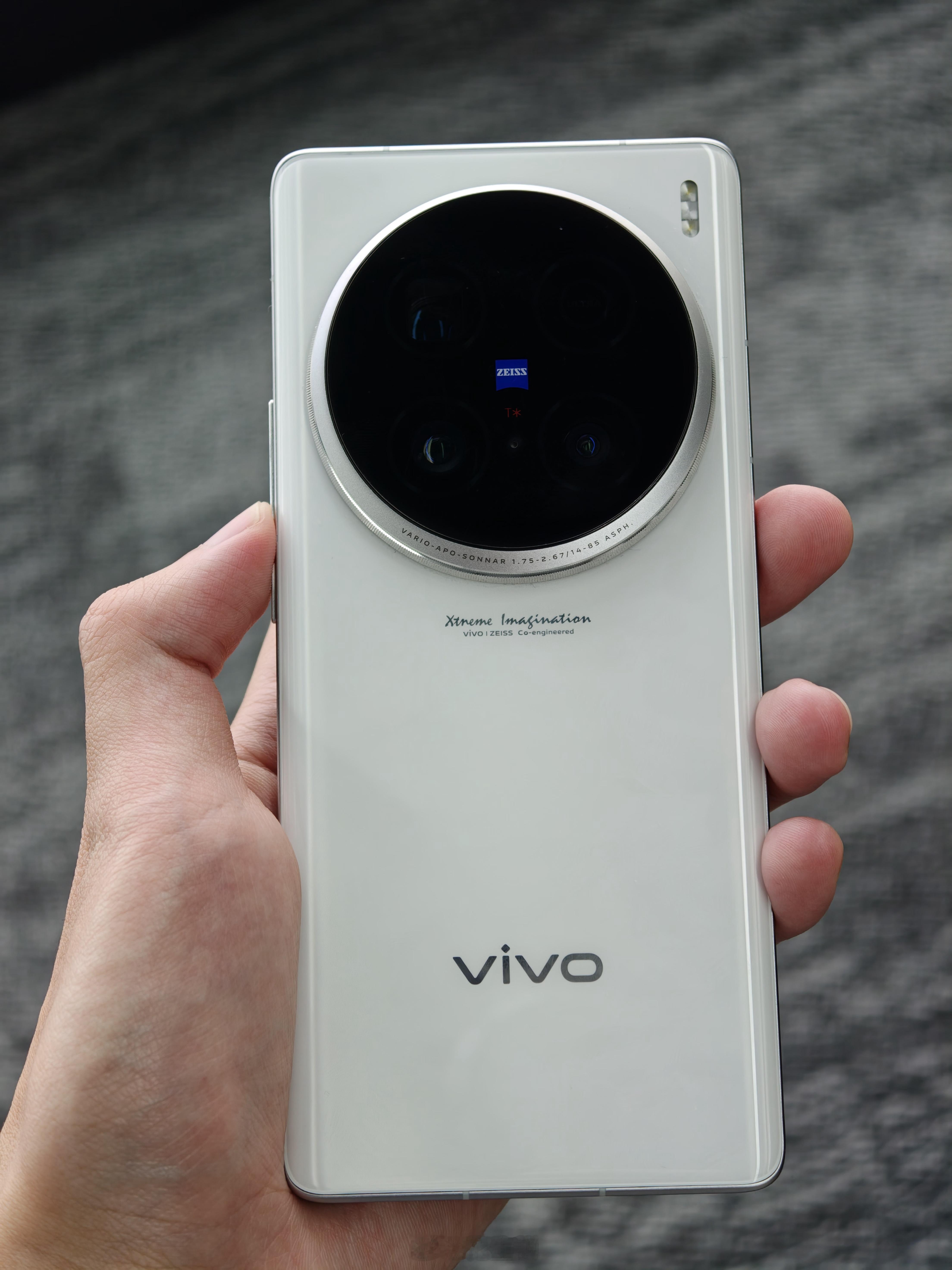 可能是因为出得晚，X100 Ultra是那一代最保值的，现在影像还是强得可怕 