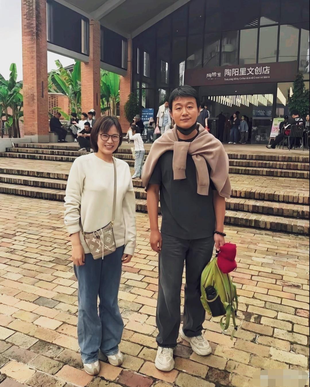 看看这位男明星是谁？肉眼可见的发福！脸颊圆润肉乎乎的，皮肤黝黑，穿搭朴素特别接地