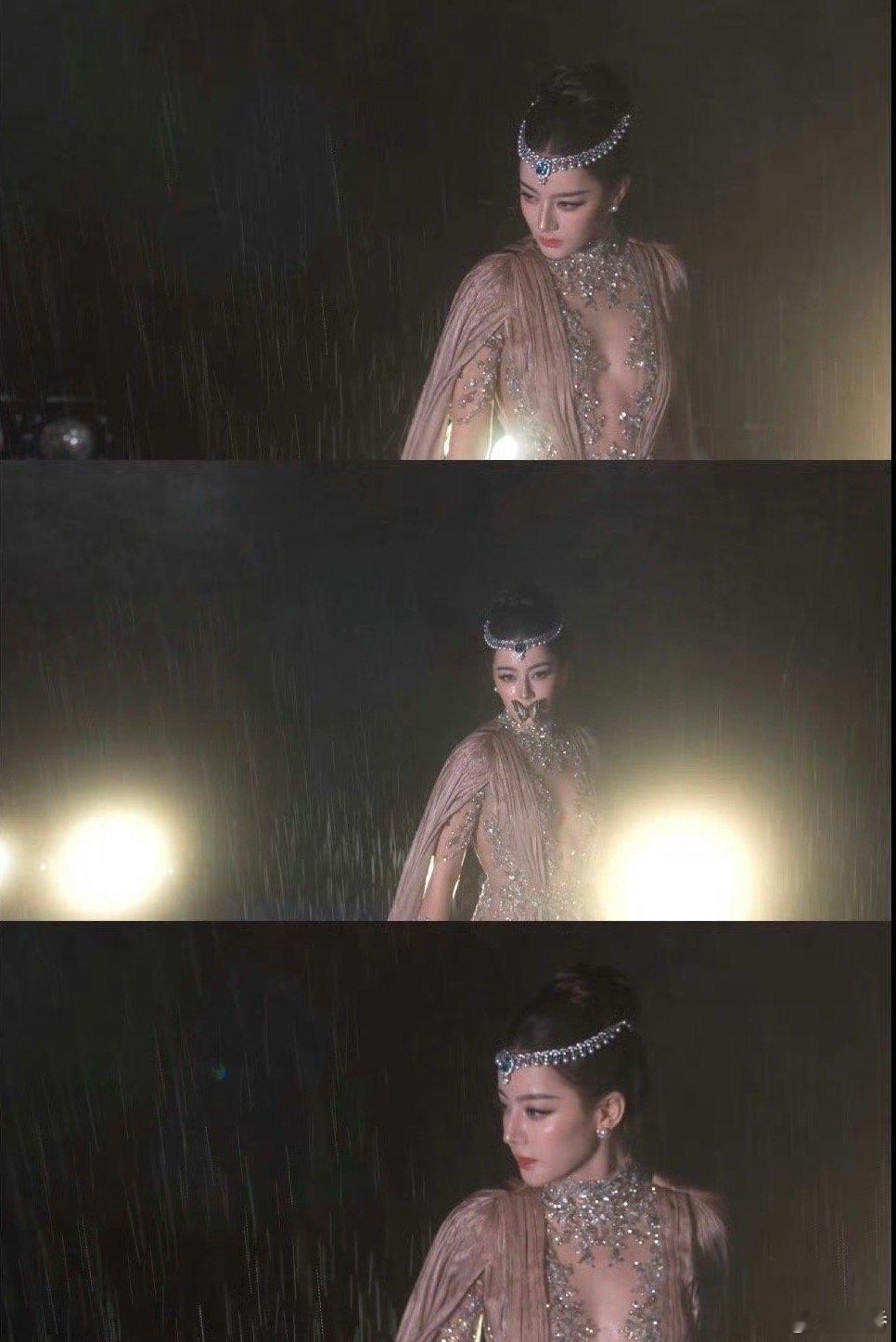 这雨下得像给迪丽热巴打了高光，雨在她的身边都被衬得像钻石了吧？ ​​​
