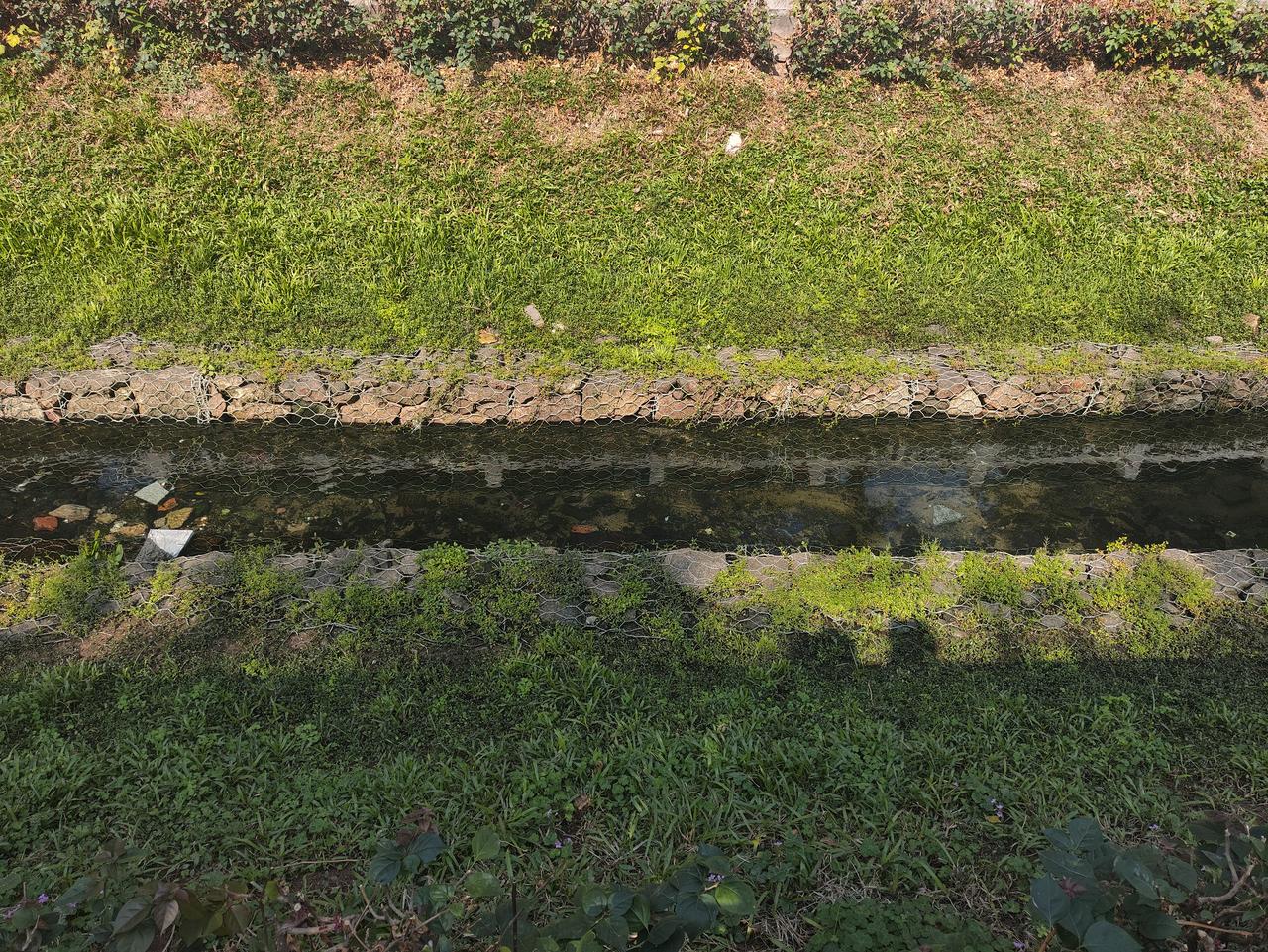 突然发现这个网格挺能增颜值的。
之前的时候我还以为是瓷砖的，
还在想这个瓷砖铺在