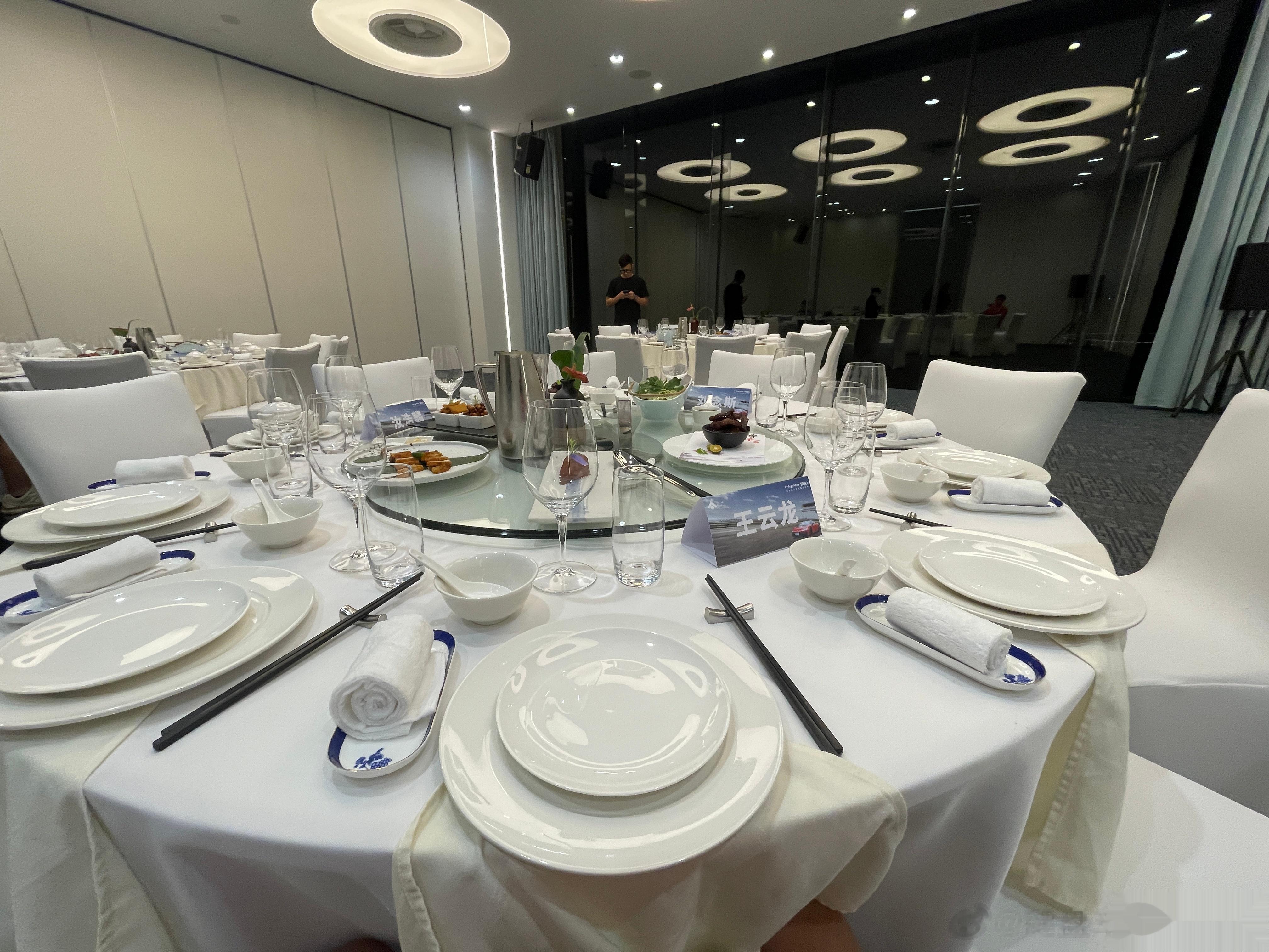 咖位最大都坐那桌，哈哈哈哈，我们喽啰安心吃饭[嘻嘻]一会儿看看那桌都有谁  ​​