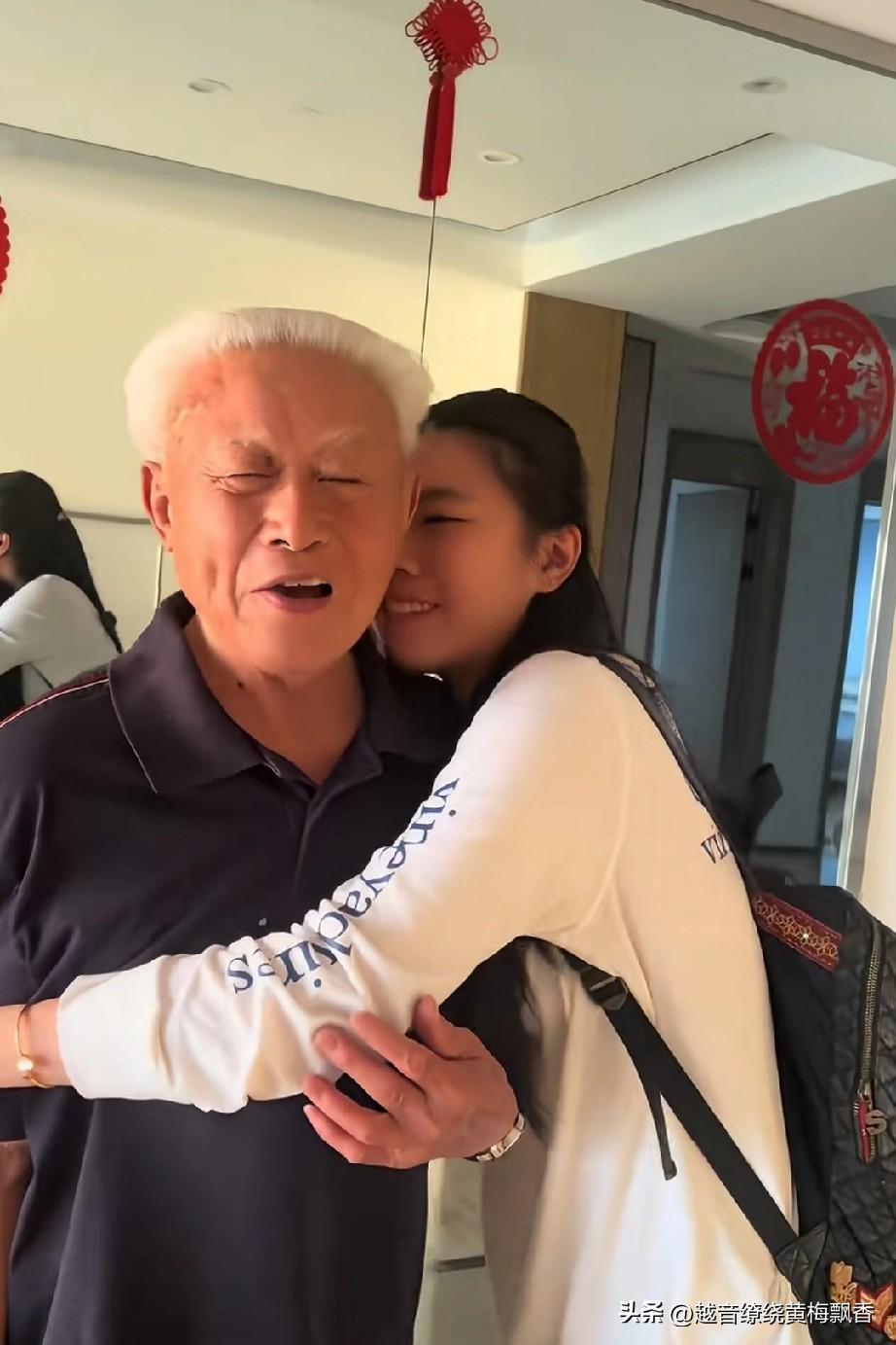 吴琼的女儿见到九十岁的姥爷，亲热的和姥爷拥抱。这个女儿可是太幸福了，不仅有亲生父