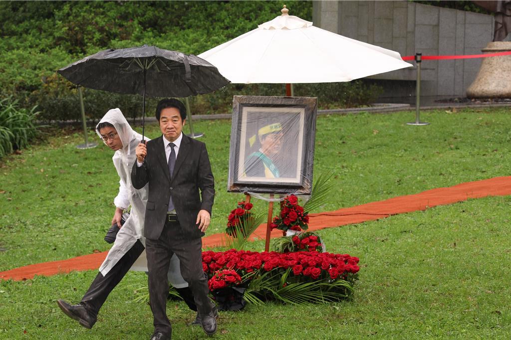 好狼狈！7日，赖出席了郑南榕殉道37周年的追思纪念活动。在完成致意环节准备离场时