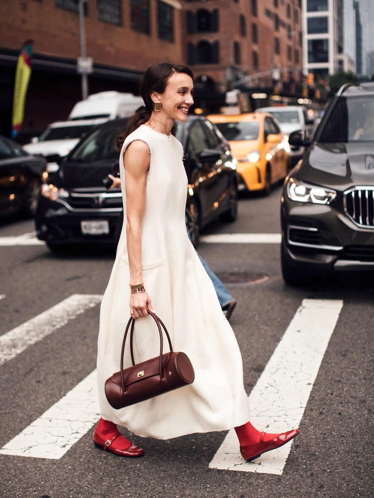 被这样的松弛感穿搭圈粉了！
用一抹亮眼的红点亮全身，打破沉闷的黑白大地色系，瞬间