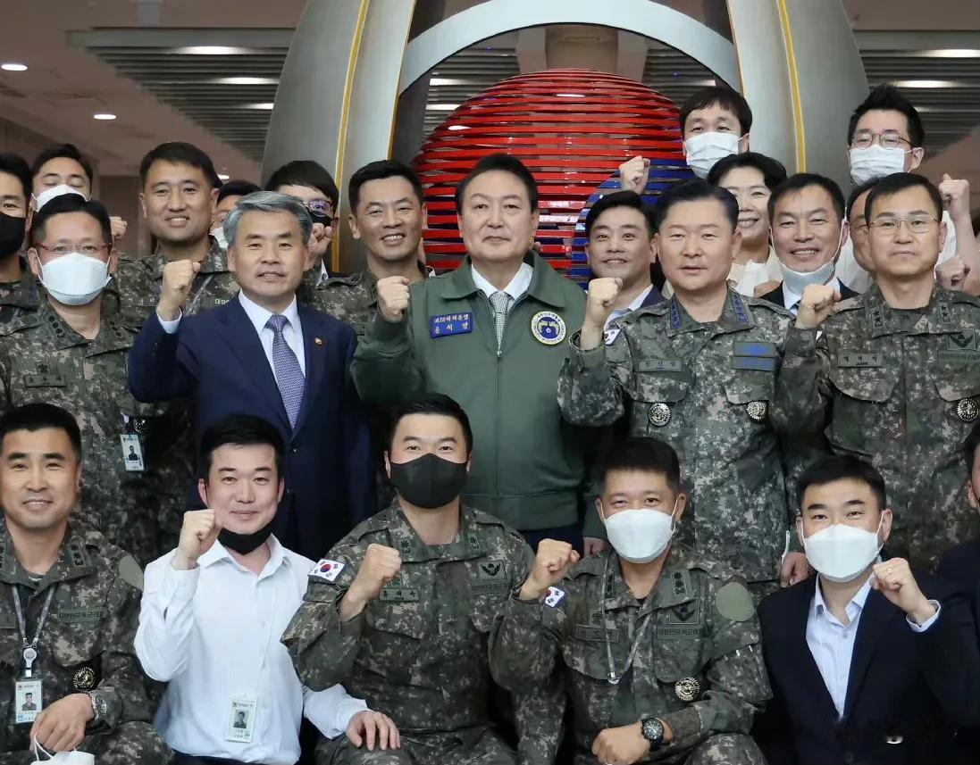 太尴尬了！韩国总统尹锡悦的手下比他还强硬。韩国警方和公调处昨天未能成功进入总统府