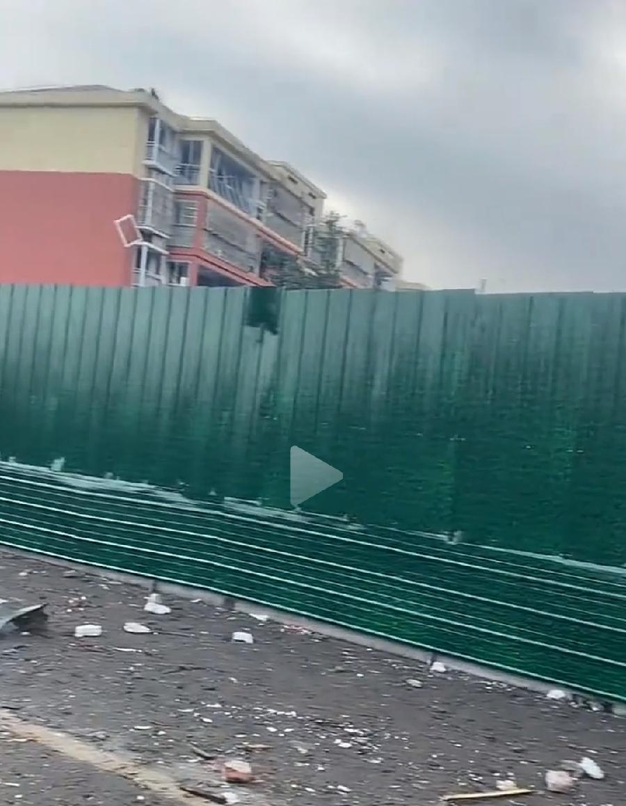 临沂平房爆炸事后现场，一长排绿皮围挡，已经把现场、小区围起来了，围挡内外有多名环