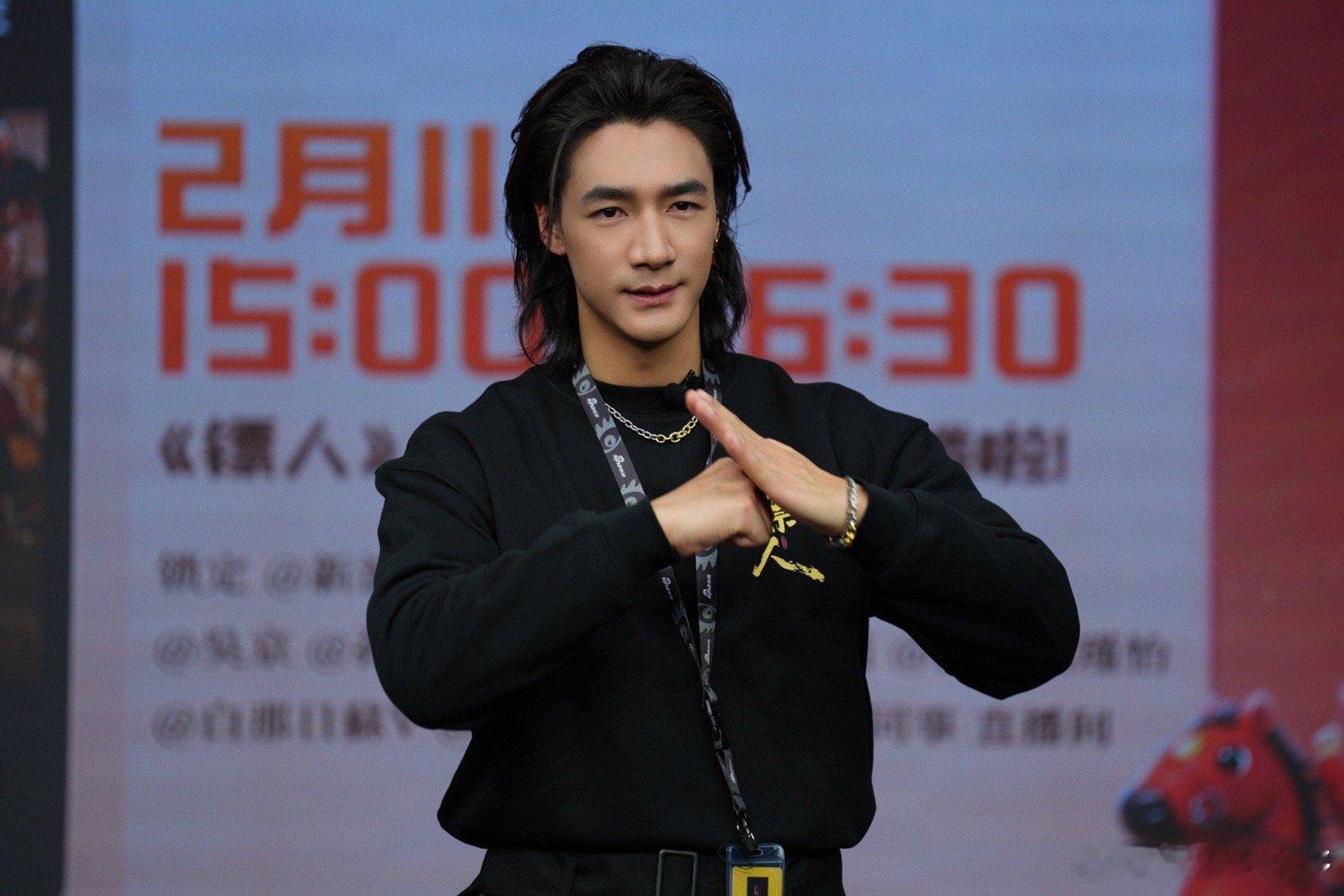 此沙镖人原声配音花絮 对着镜子练口型，“这句语速要快”，反复比对画面，直到每个字