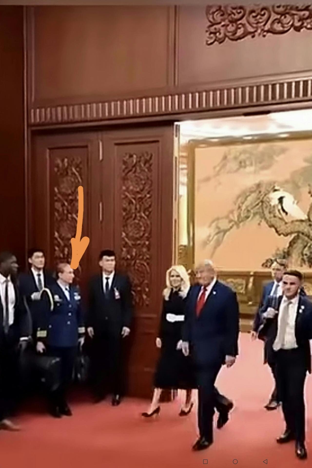 不知大家发现没有：当来华访问的美国总统特朗普进入人民大会堂时，后面有一个女军人两