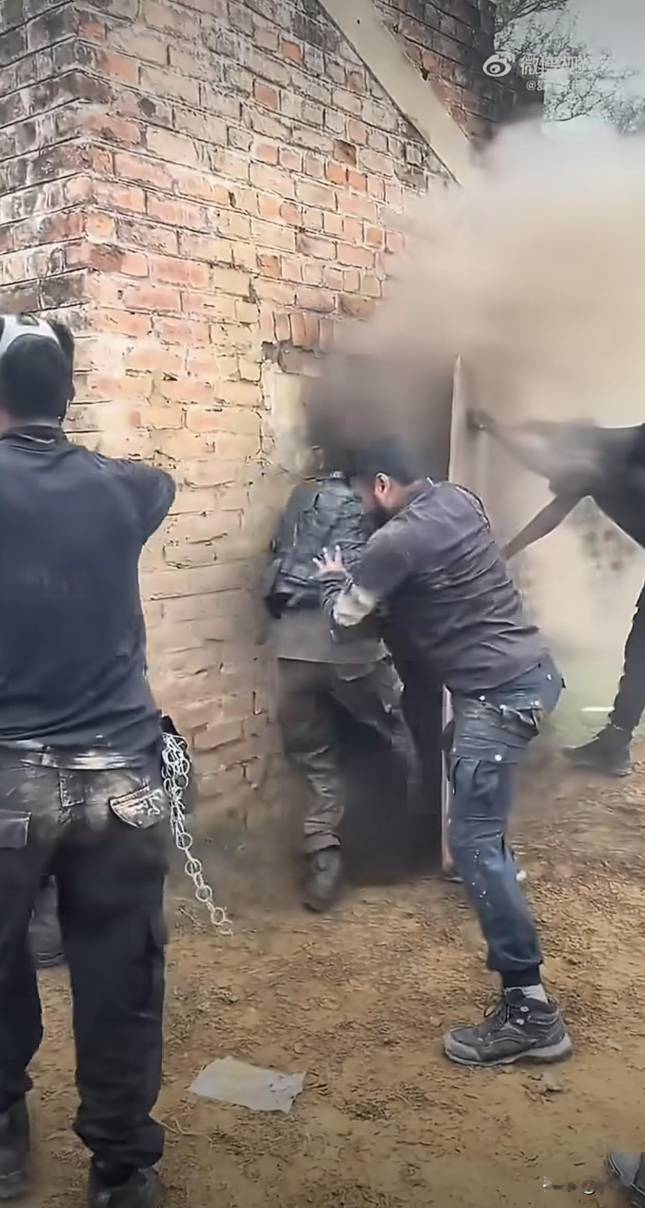 印度黑猫突击队的毒气密闭室训练，把队员封闭在充满刺激性有害气体的房间内，强制忍受