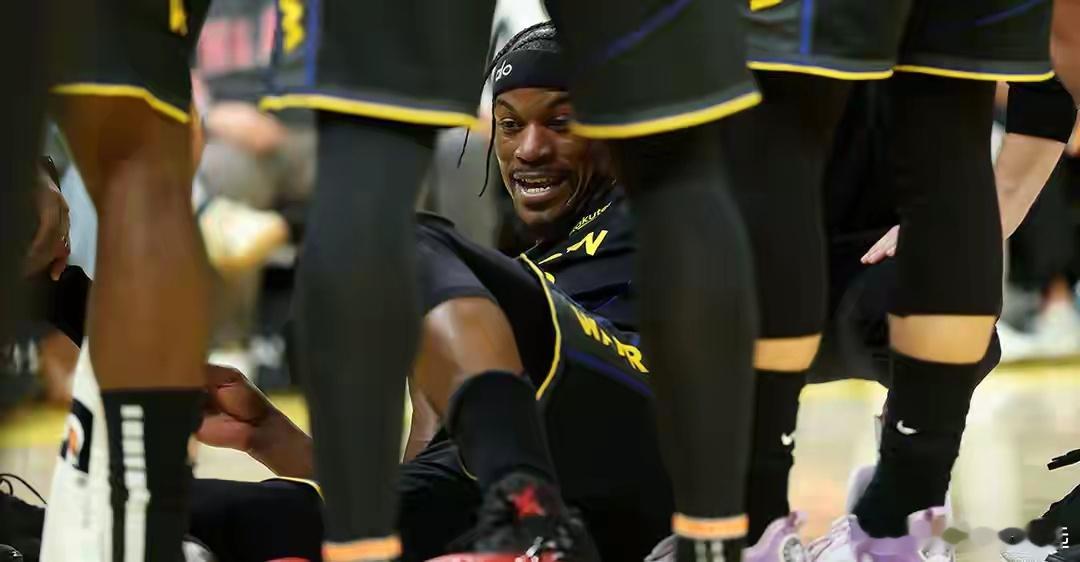 据ESPN记者Shams Charania报道，金州勇士球星吉米·巴特勒遭遇右膝