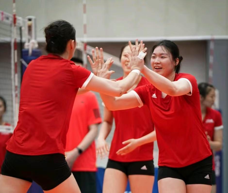 央视不转播世界女排联赛，到底是什么原因？
 
1、中国女排刚刚换了主教练，队伍以