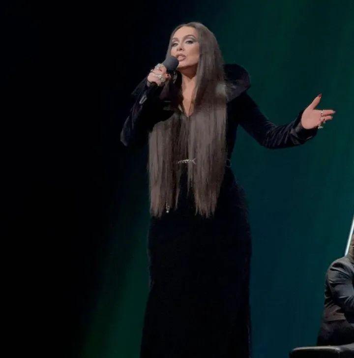 Adele 的万圣节造型，致敬《星期三》