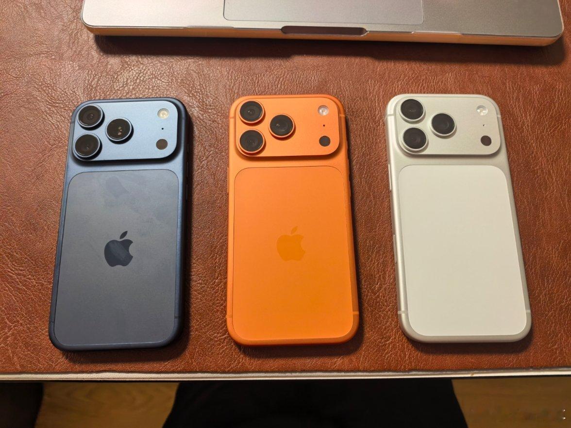 换新设备啦iphone17pro 真机手感还不错的一次换了3款颜色银色、橘色、蓝