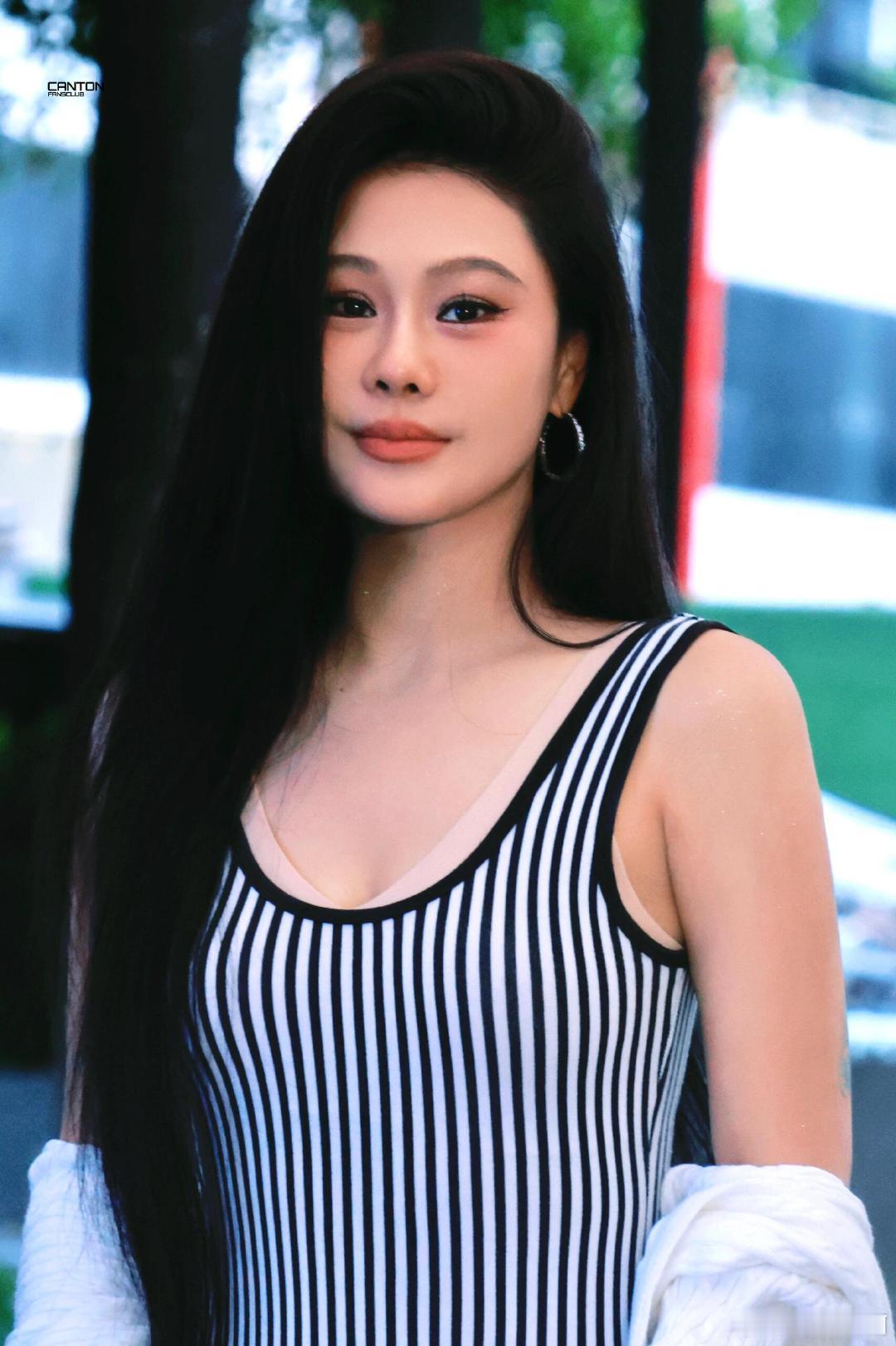 袁娅维黑长直完全是女王级别 袁娅维的黑长直简直是发型模板！发量多到羡慕，发丝顺滑