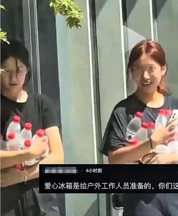 两名年轻女子掏空了街头的爱心冰箱，把本来给户外工作人员准备的瓶装水一扫而空。结果