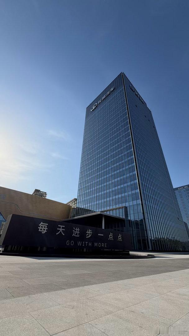 别的不说，但就这句“每天进步一点点”其实不光是长城汽车的口号，这么多年来也一直被