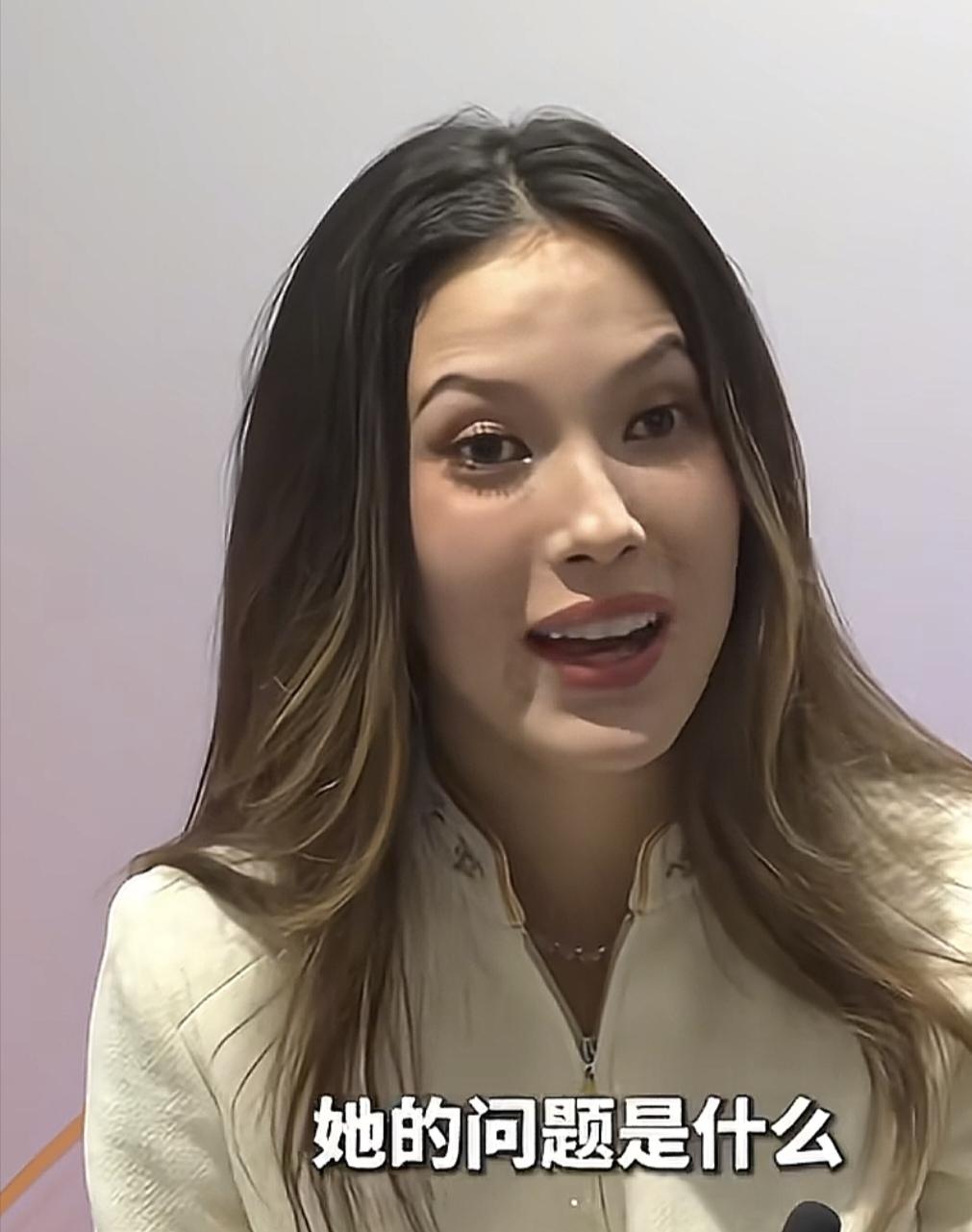 谷爱凌变瘦了，更漂亮了。
脸长得真够立体的，谈吐更是十分具有亲和力，这么优秀的女