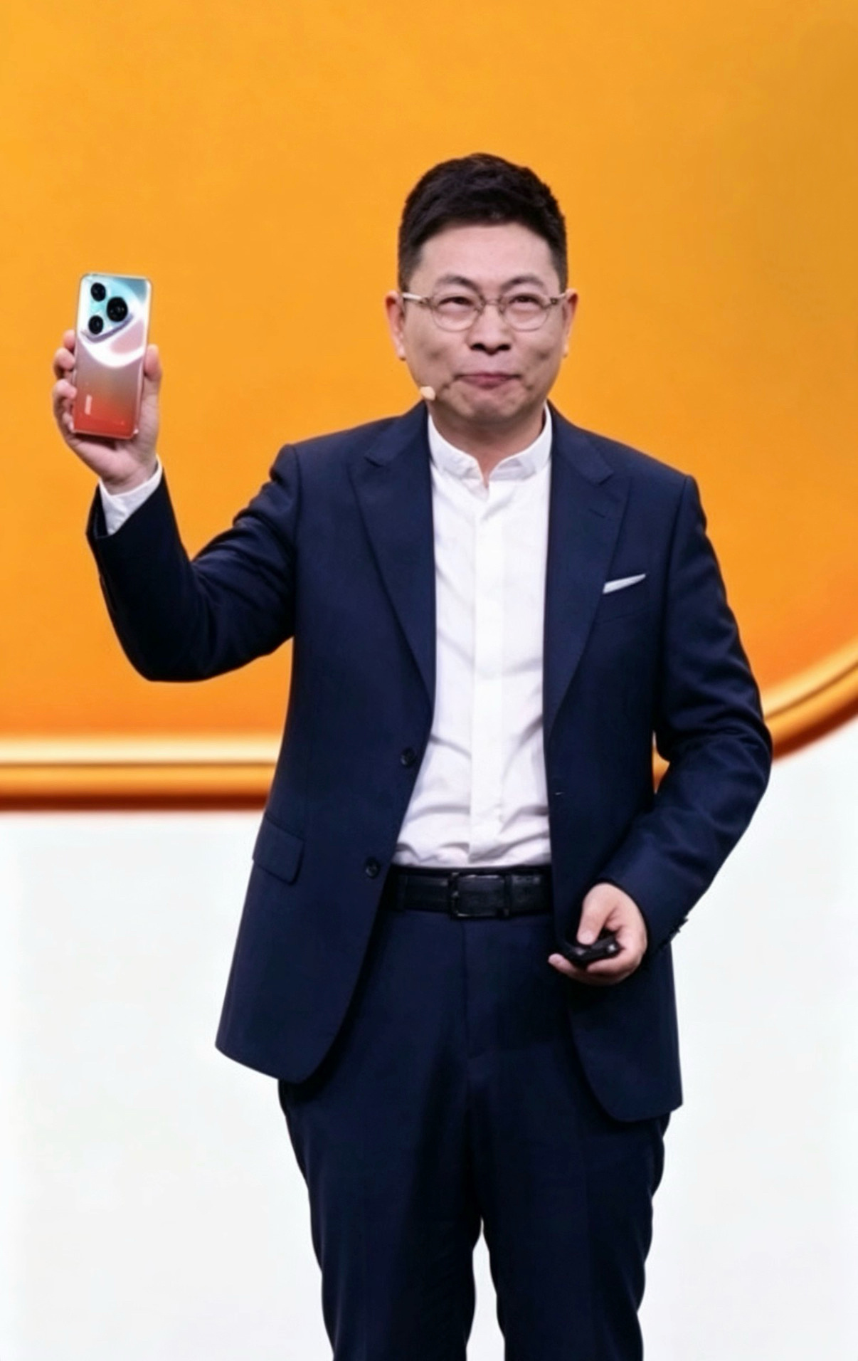 余承东回应Pura90橘子海配色余承东在Pura90系列发布会上拿着橘子海配色真