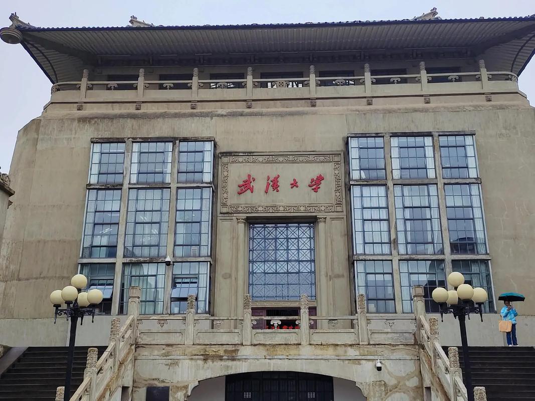 已经踏入社会的学生在工作上出了问题，母校急不可待的站出来发声训人，作为名校武大，