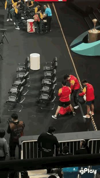 王楚钦赛后提醒队友收好空瓶 混团赛后，球馆空了。王楚钦留下。他把椅子摆正。水瓶，