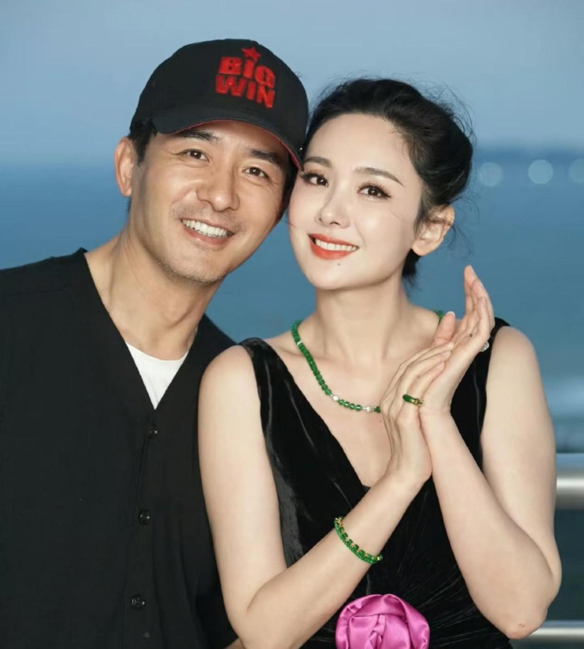 大张伟都说这歌，谁看了不说一句：郭晓东这次是彻底豁出去了。
他那个初舞台，又是金