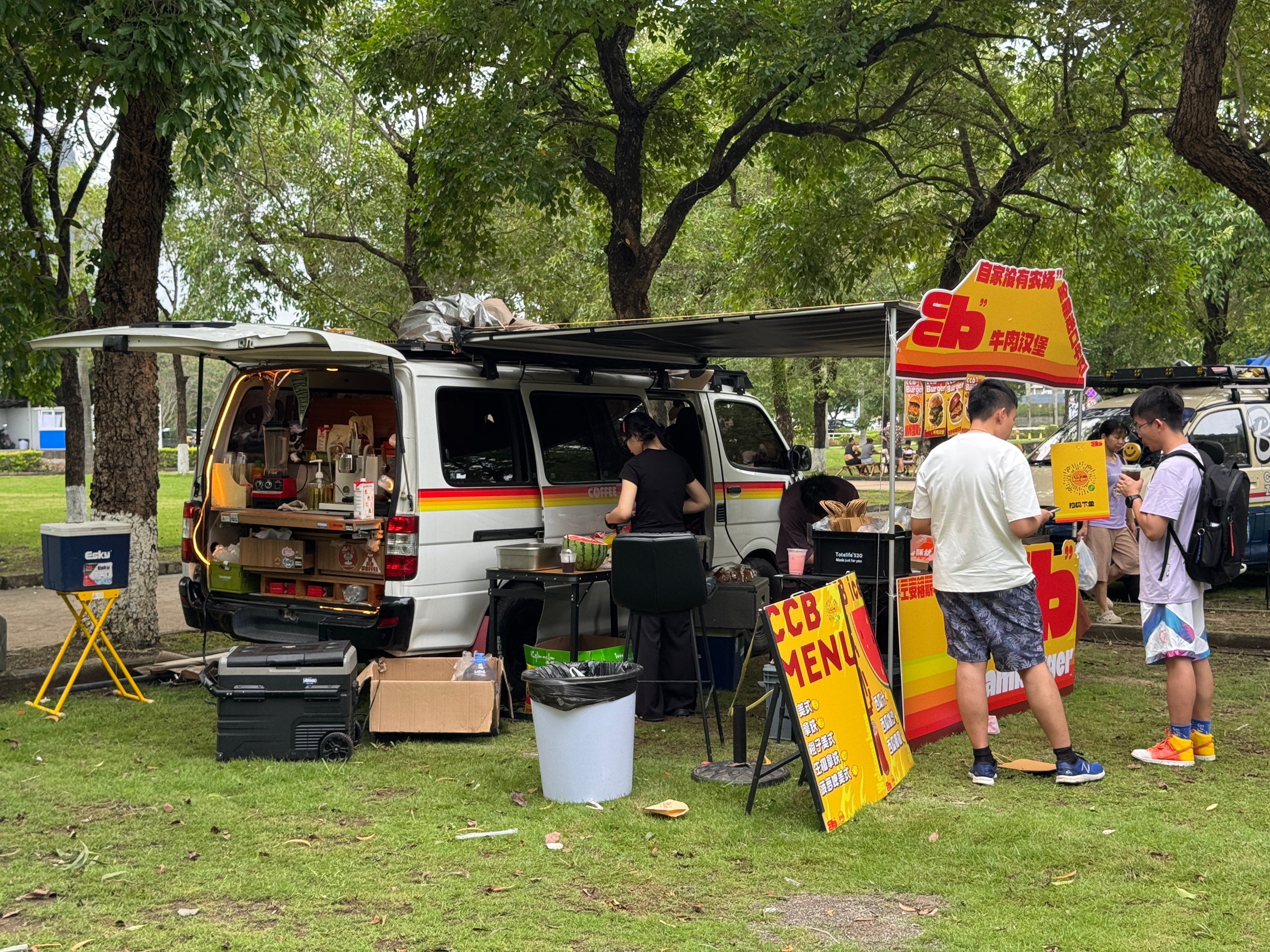 我没想到，在赛车场的集市，竟然能发现一个非常好吃的汉堡🍔[偷笑]  ​​​