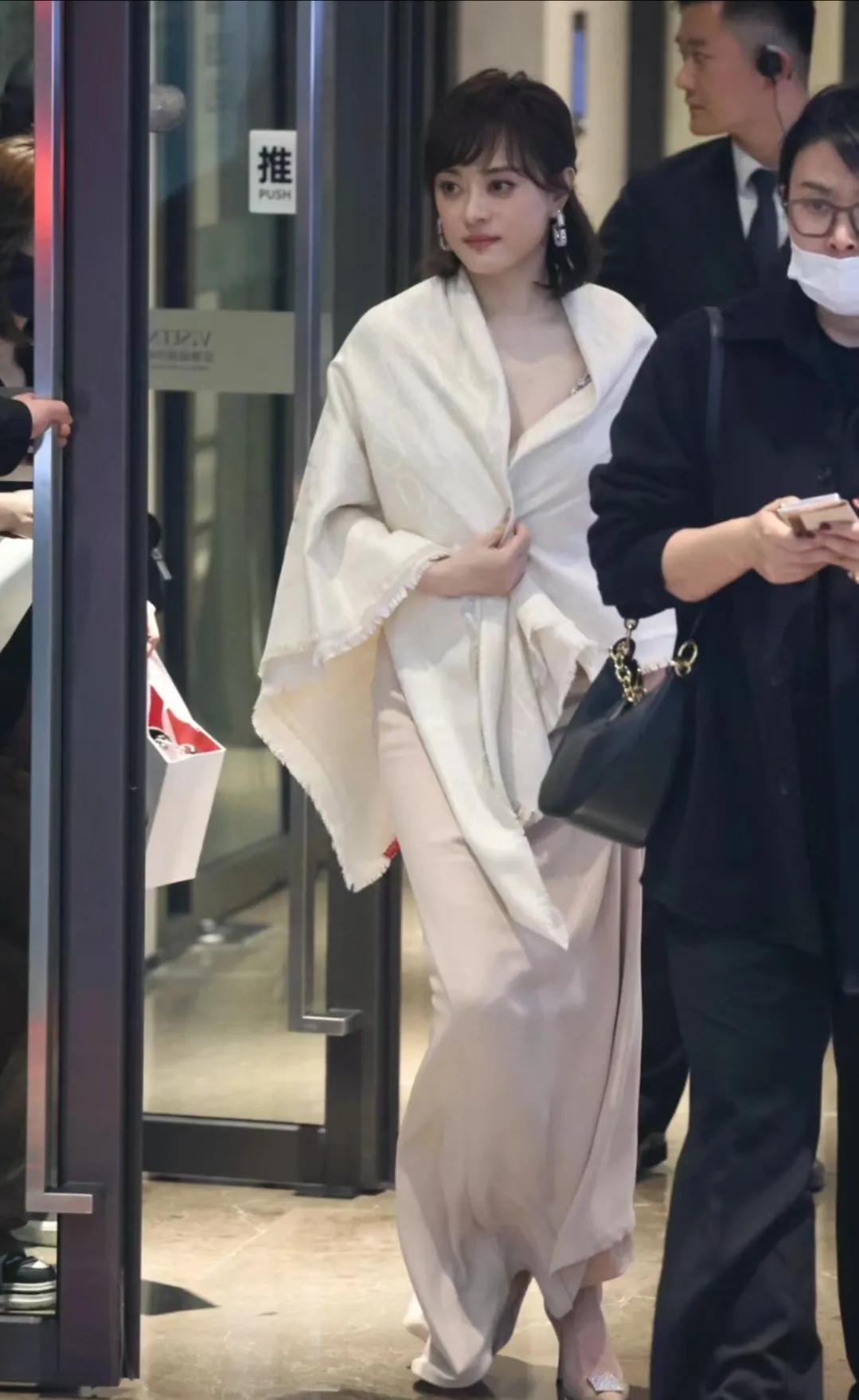 华伦天奴活动的孙俪看起来状态很好，最近好像是回春了呀，这个发型挺适合她的，不是不