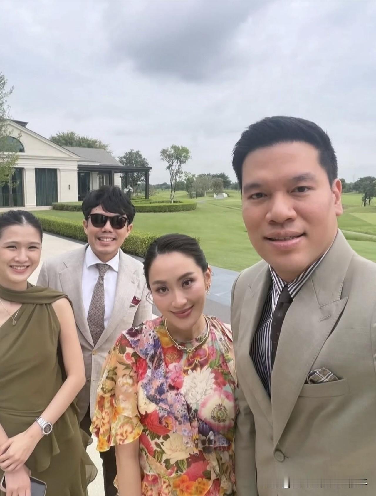 泰国前总理佩通坦和丈夫皮塔卡现身朋友的订婚派对。一组照片尽显两人的般配感。丈夫皮