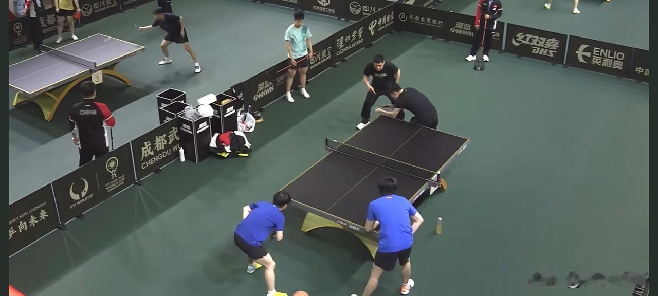 邱导今天也是陪练上了。
今天上午成都混团半决赛，中国队对韩国队，因为申裕斌膝盖受