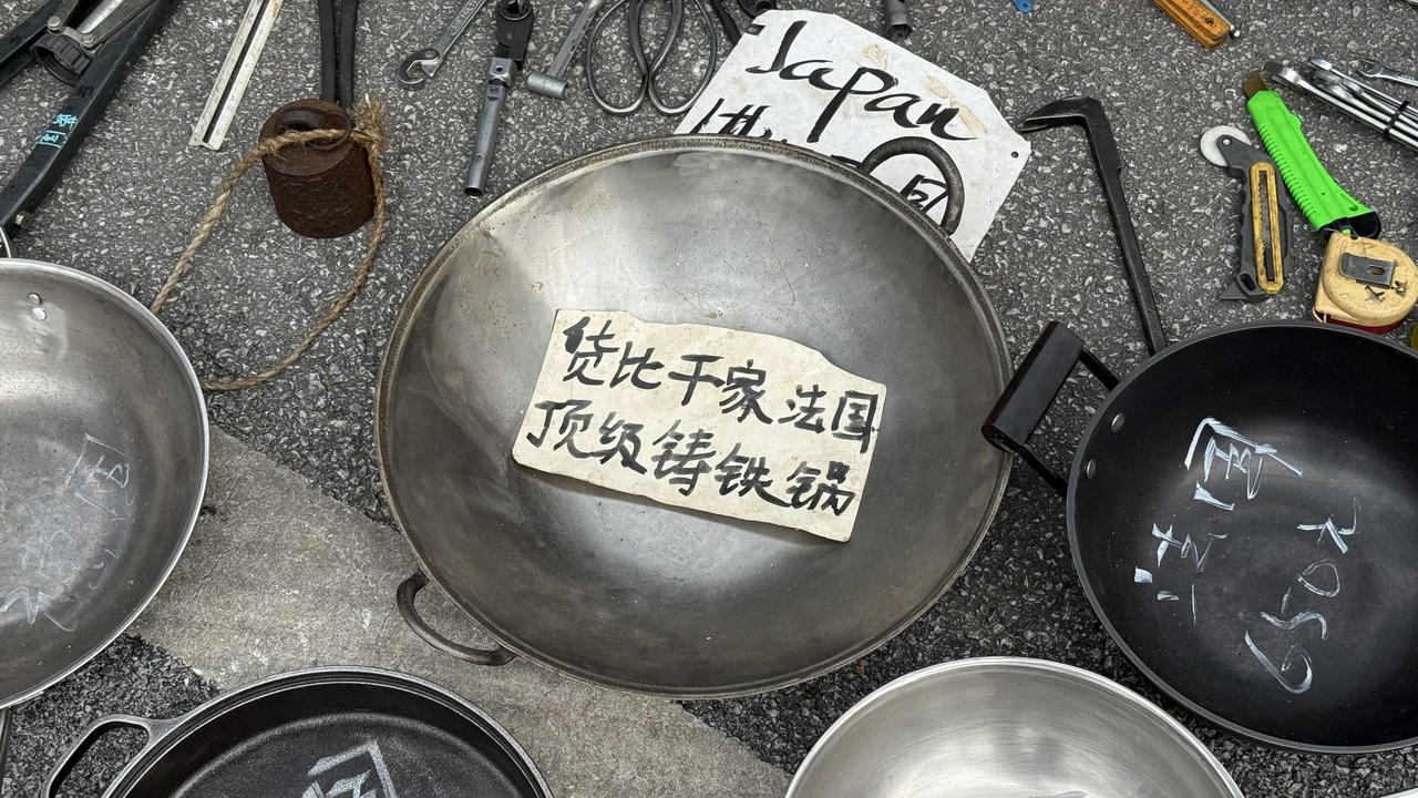 南宁唐人文化园，一地摊上不仅有“英法德美”进口货，还有“跨朝代”产品，太有意思了