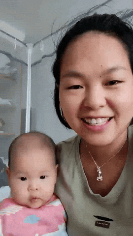 湖南，33岁的女子，带着自己5个多月大的女儿坐公交，一个头发花白的男子过来逗她的