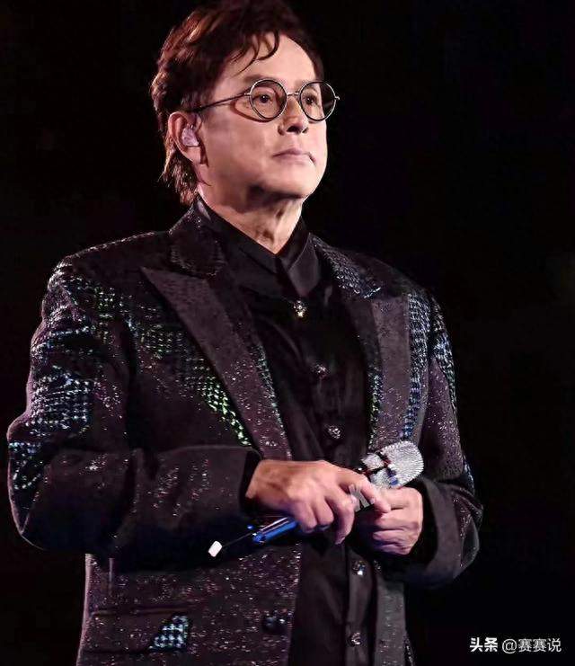 76岁谭咏麟拼命唱，75岁刘銮雄扶墙看：这就是香港黄金时代