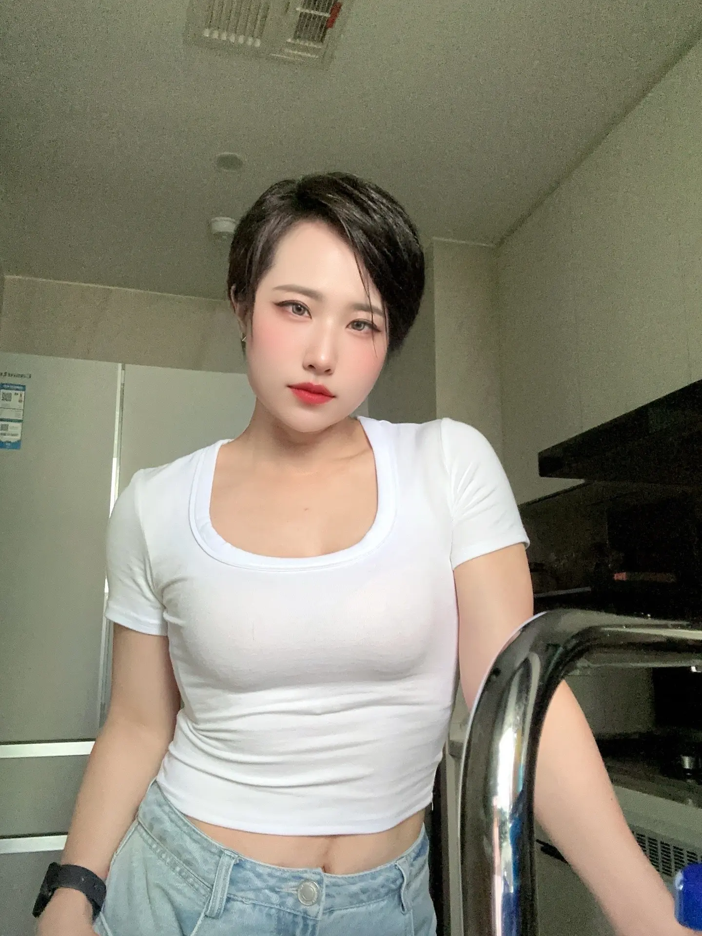 健身不要一味追求结果。保持规律作息 不要轻易放弃就行 虽然我没有八块腹...