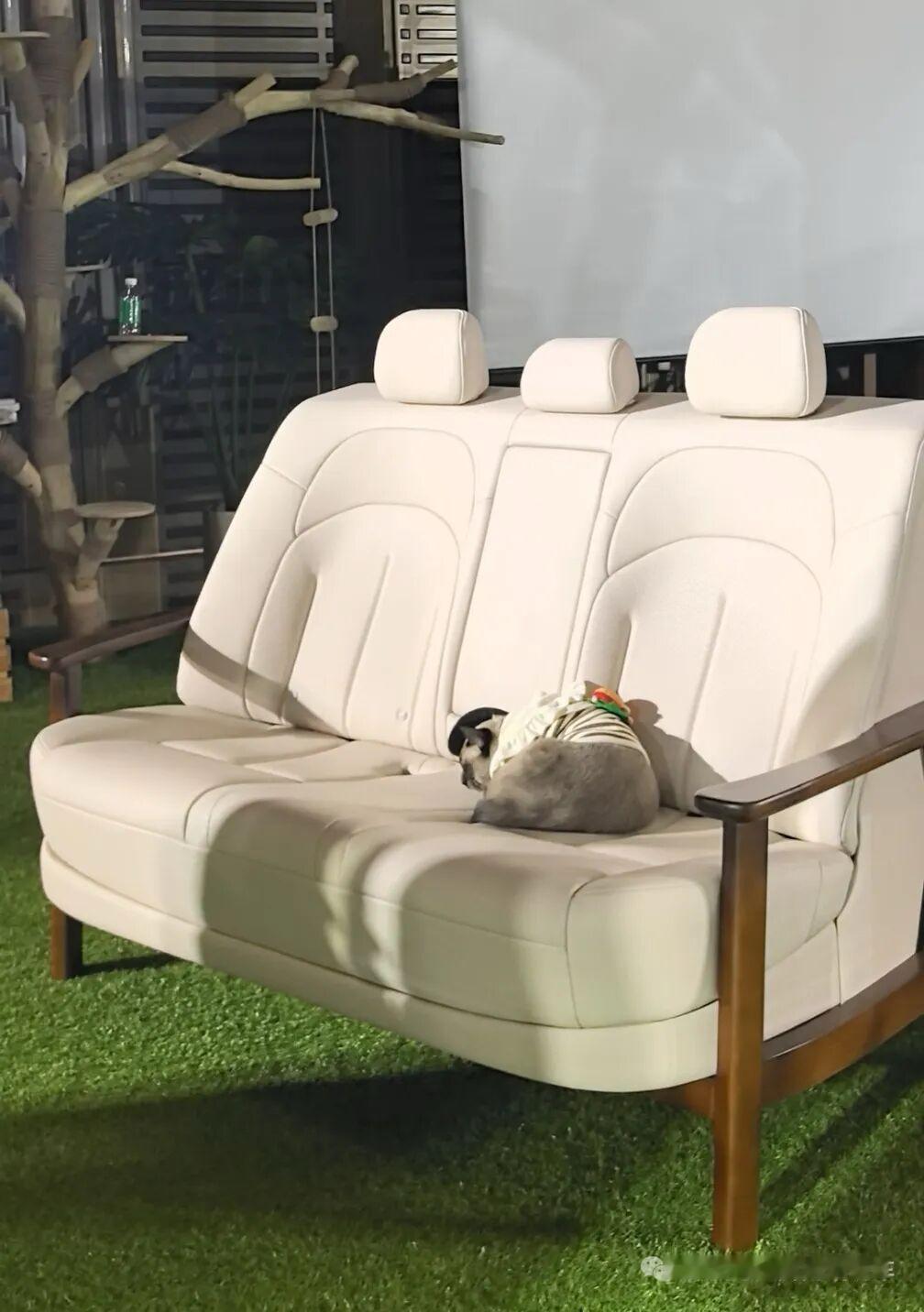 日产的沙发创意与物料，个人而言真的不难。

难在人家锁定这个“沙发”标签十几年，