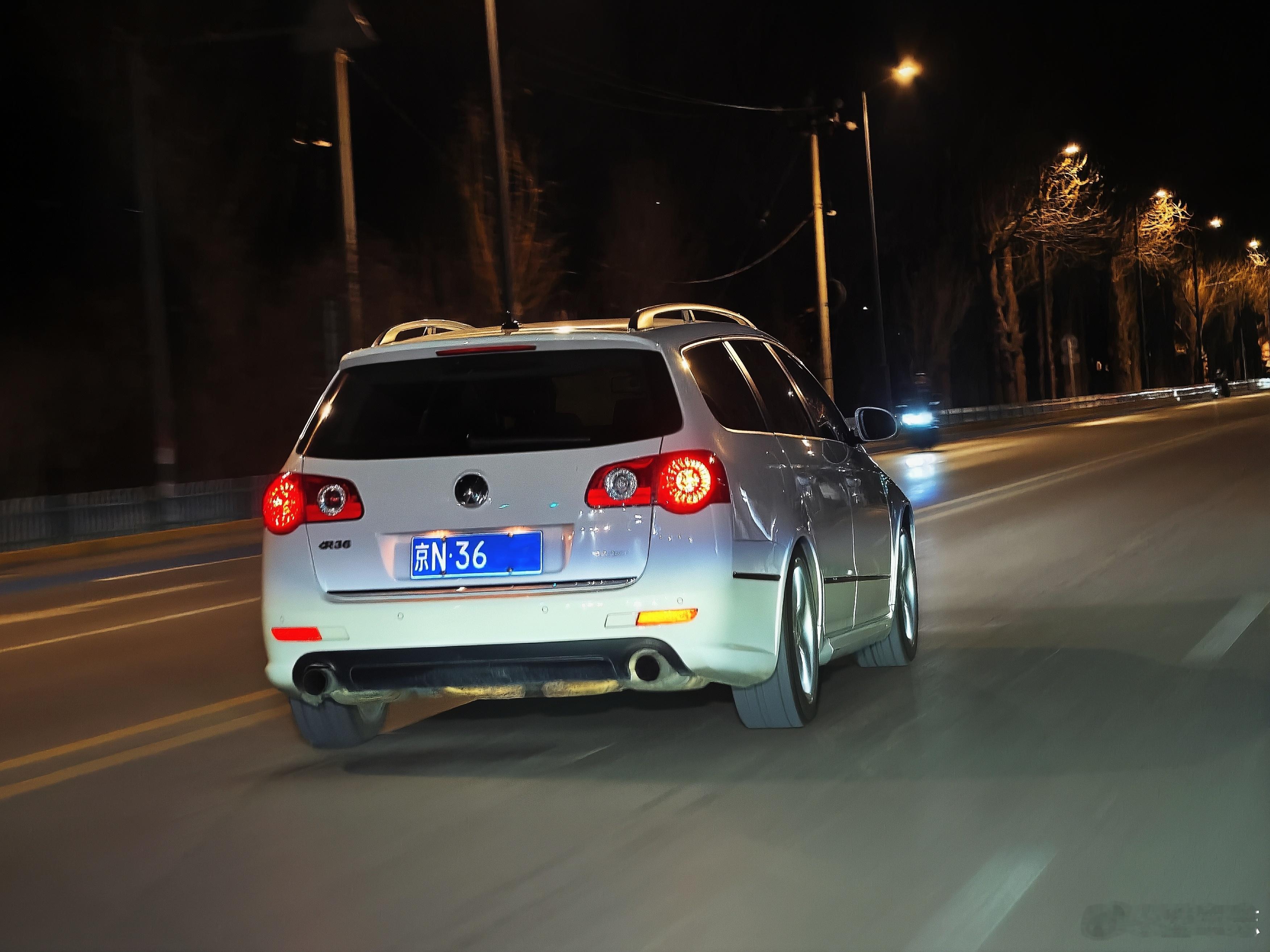 型车街拍深夜偶遇史楠大师的R36。我觉得大众R36旅行之所以经典，不仅因为它快，