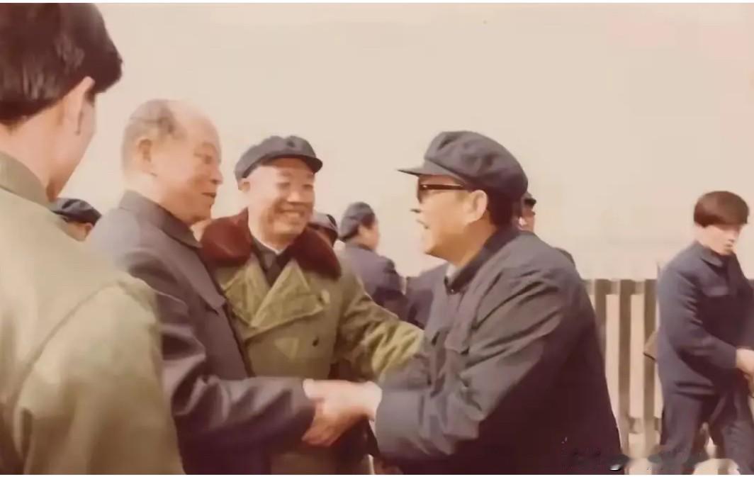 1985年，彭真在山东桓台县调研时，与县委书记徐学汉亲切握手的一张留影。一行人实