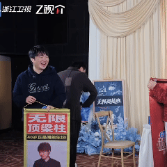 吴镇宇的嘴剧毒但解压无限超越班 别人收锦旗是感动，吴镇宇收锦旗是素材。监制见面会
