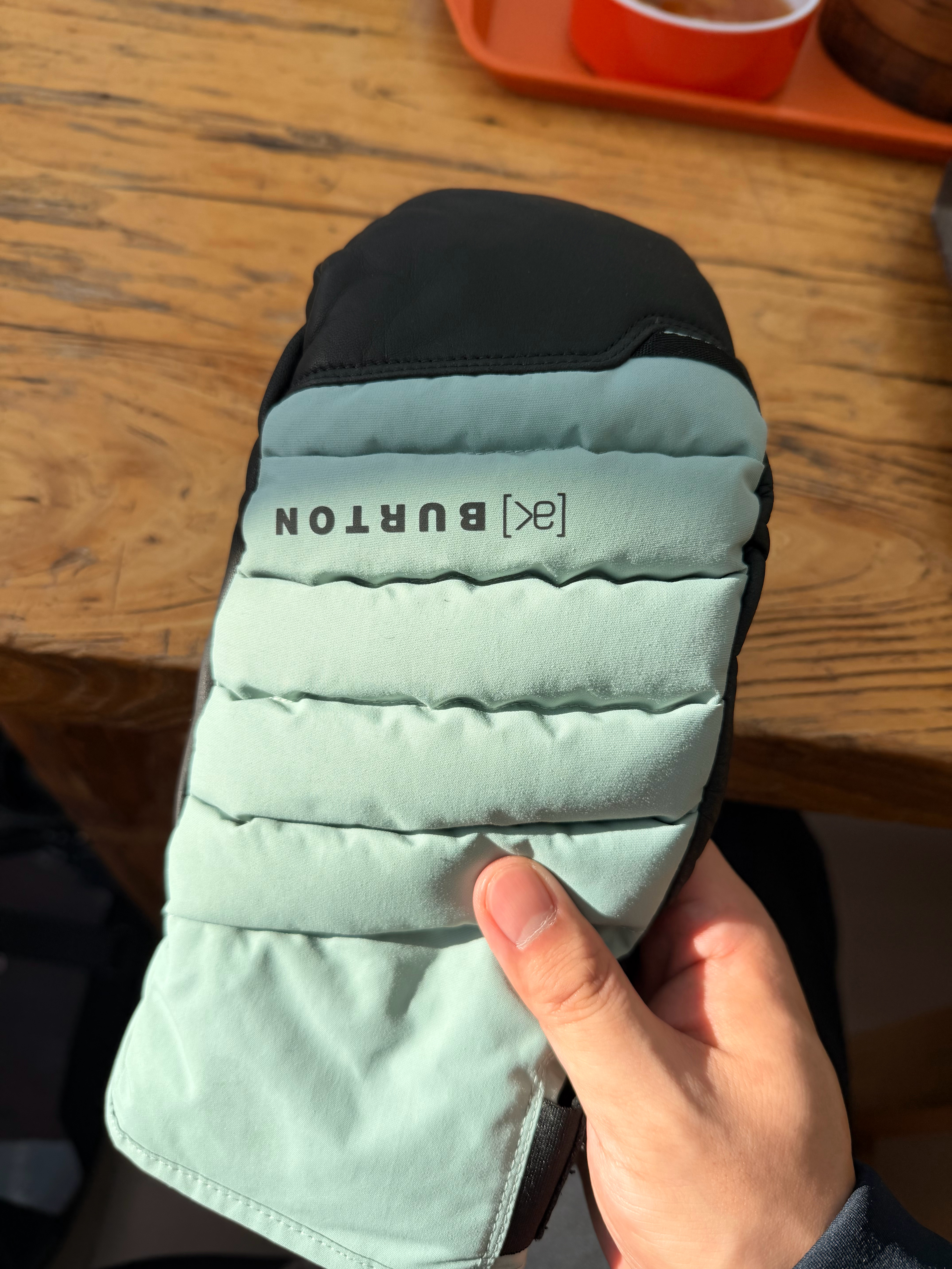 前两天滑雪突然发现手套怎么小了带不上了可能是又长身体了所以在雪场看了看手套本来没