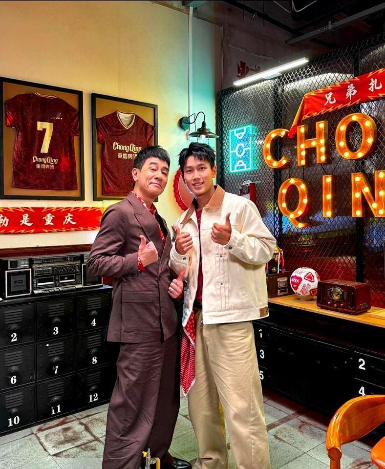 真正有实力的男人，往往不需要用新车来证明自己。
陈小春那辆开了十五年的悍马H3