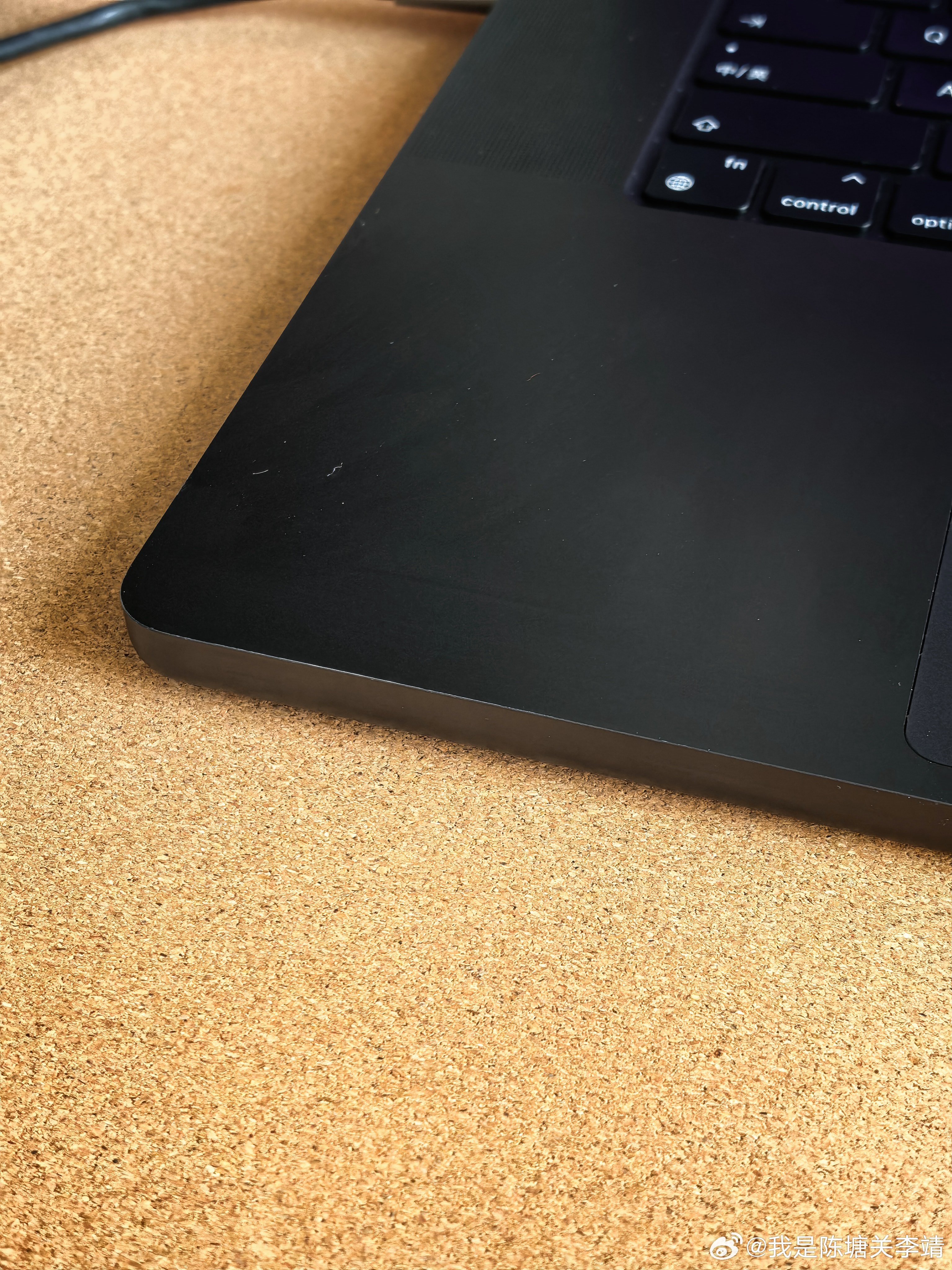我的MacBook左边倒角掉漆都是AppleWatch表带金属扣蹭的相煎何太急