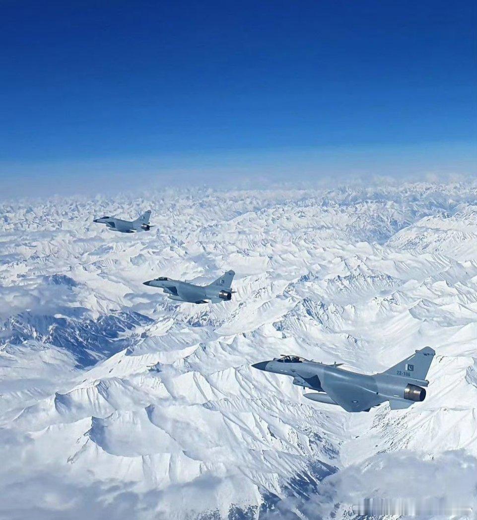 喜马拉雅山脉上空编队飞行的歼-10CE 飞扬军事[超话]  
