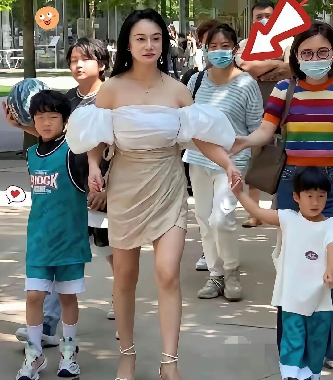 参加儿子学校活动，穿成这样好吗？