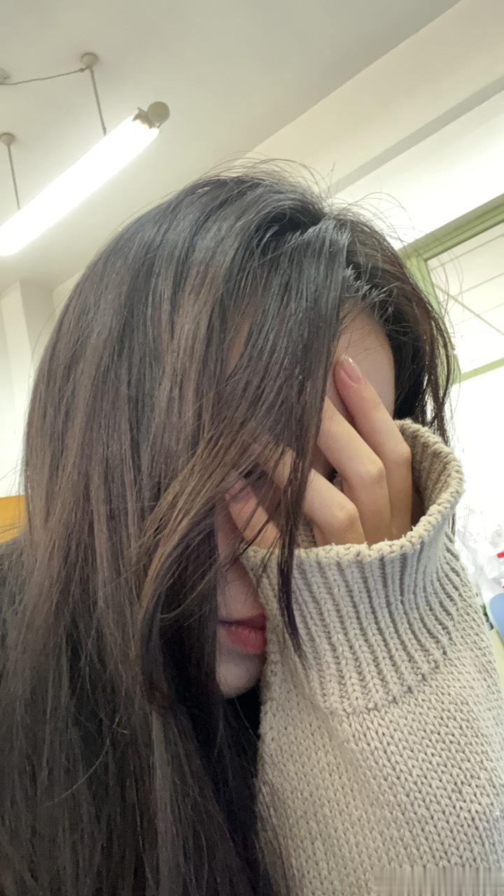 不敢想象老师拍的照片里我有多丑睡了五个小时 化了淡妆但是美瞳都没戴 脸肿的跟菜市